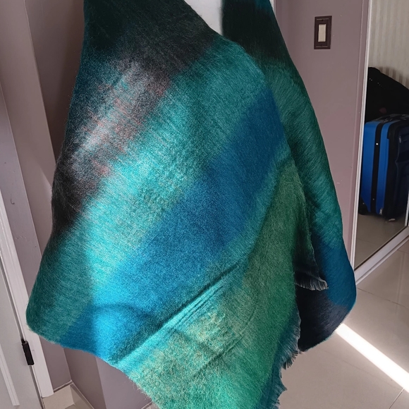 Alpaca blend Shaw , handwoven on Loom in Ecuador - Picture 3 of 7